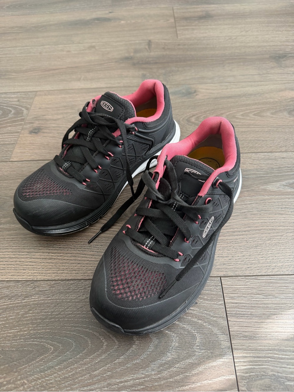 KEEN Women's Black with pink utility shoes size 7
